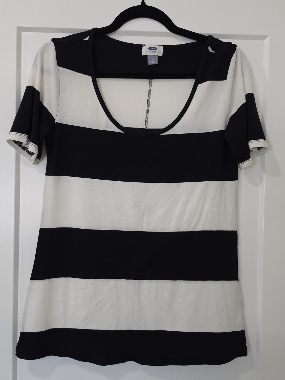 Old Navy Black and White Wide Stripe Scoop Neck Tee